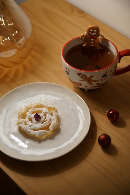 یک پنجره‌ای کنار نوشیدنی گرم